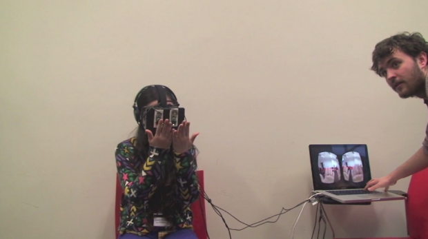 Mediated Perceptions : Betrachter setzen ein Oculus Rift auf und sehen durch das Display die Wirklichkeit vor ihnen, gefilmt von Kameras. Über die Ansicht werden visuelle Filter gelegt. (Bild: Terry Broad)